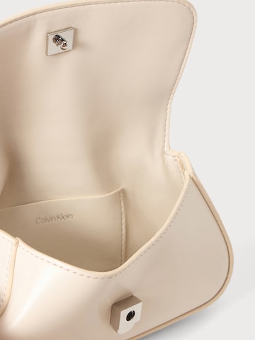 Geantă de umăr de la Calvin Klein pe alb