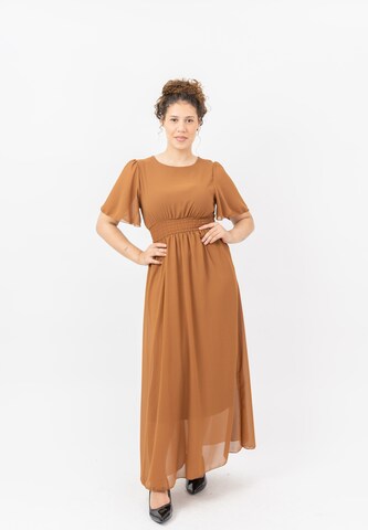 Abito di Elara in marrone: frontale