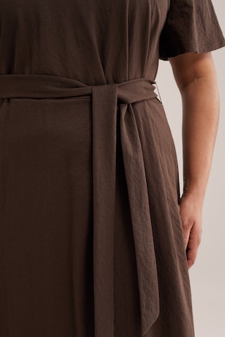 Rochie de la WE Fashion pe maro