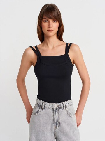 Dilvin Top in Black: front