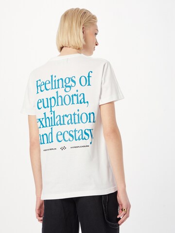 Tricou 'EUPHORIA' de la Vertere Berlin pe alb