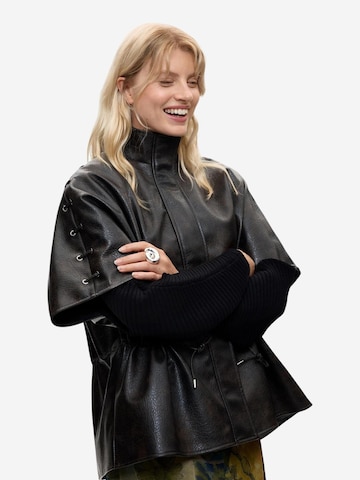 Desigual Cape 'PONCHO_RICHMOND PASAD 26WAIP04' in Bruin