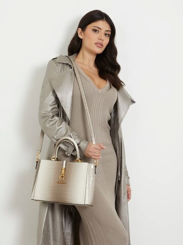 GUESS Handtasche in Grau: Vorderseite