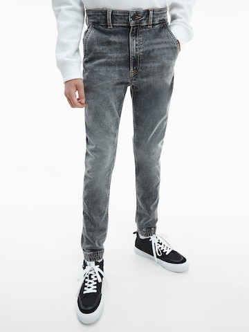 Calvin Klein Jeans Tapered Jeans in Grijs: voorkant