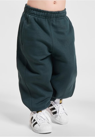 Urban Classics Дънки Tapered Leg Панталон в зелено: отпред