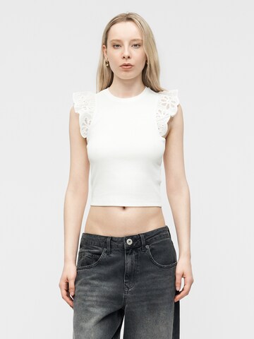 ONLY Top 'ONLCESME' in White: front