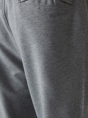 Tommy Life Zwężany krój Spodnie sportowe 'Jogginghose' w kolorze szary