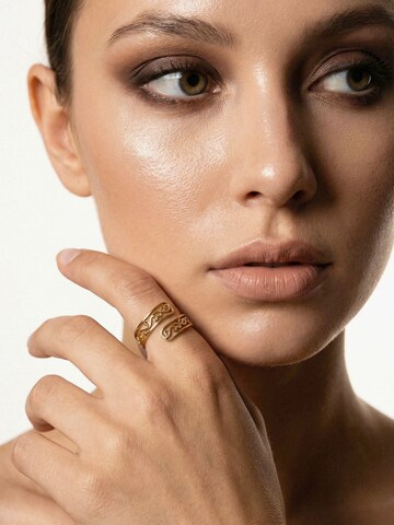 Nemomatheo Ring 'Arabesque – Offener Ring mit Rankenmuster' in Gold: front