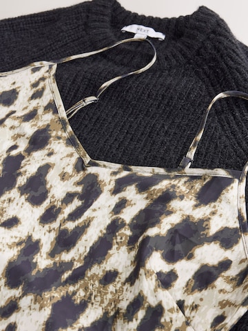 Next Set: Kleid und Pullover in Schwarz