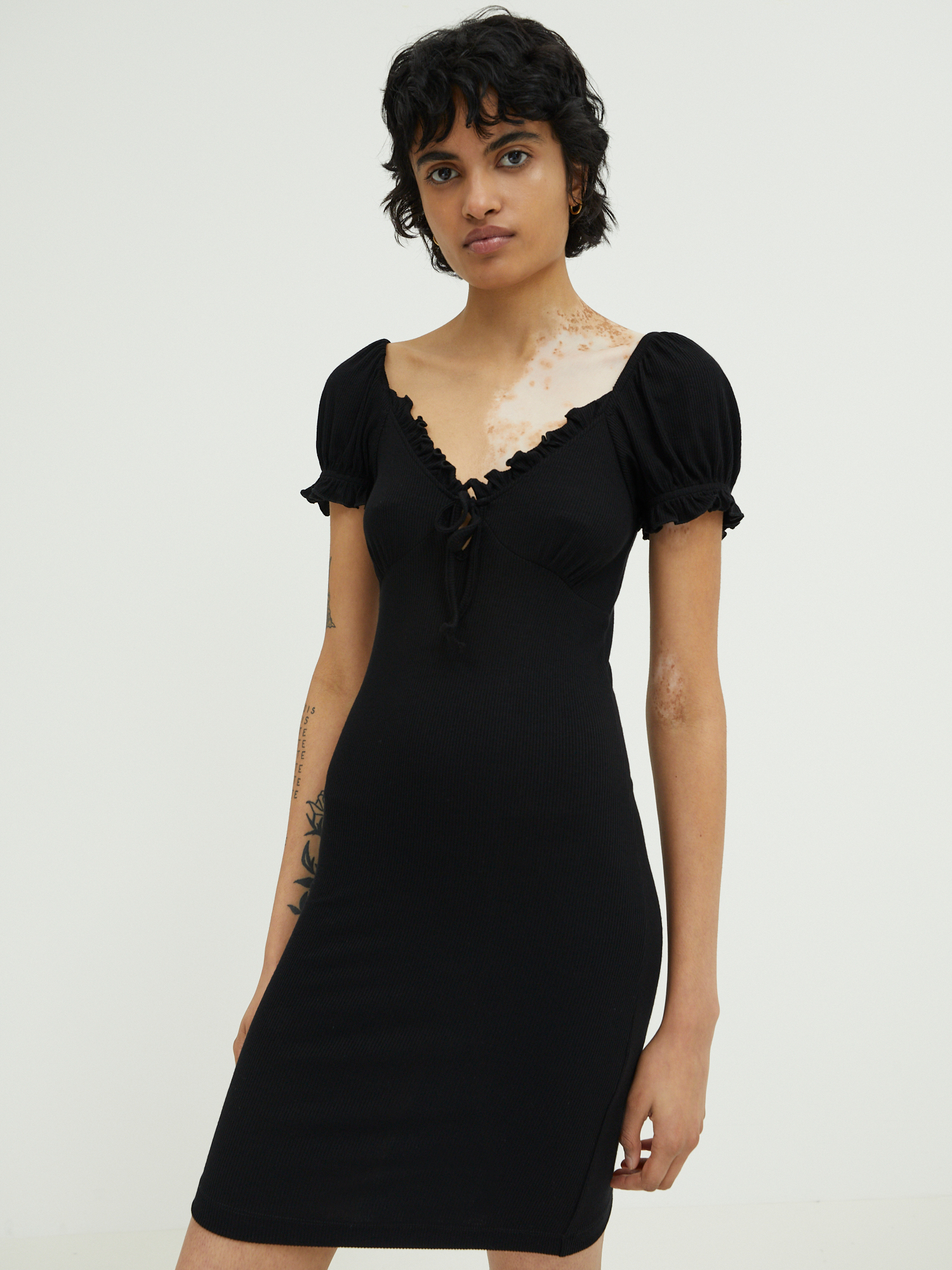 P2tH4 Odzież EDITED Sukienka Noemi w kolorze Czarnym 