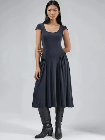 Busem - Vestido de verão em cinzento: frente