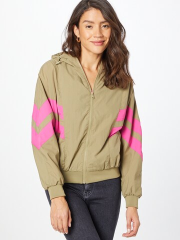 Veste mi-saison 'Crinkle Batwing' Urban Classics en vert : devant