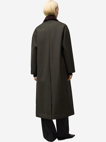 Palton de primăvară-toamnă de la Adolfo Dominguez pe verde
