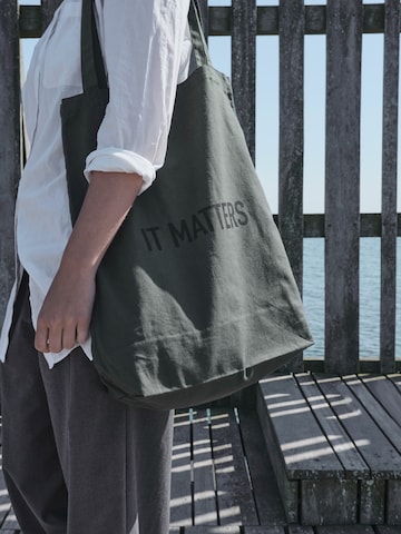 The Organic Company Garment Bag 'It Matters Bag' in Green: front