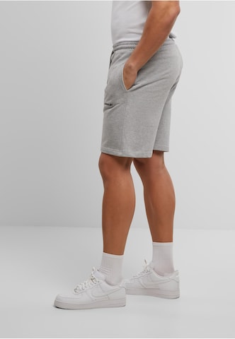 MT Upscale Regular Shorts in Grau