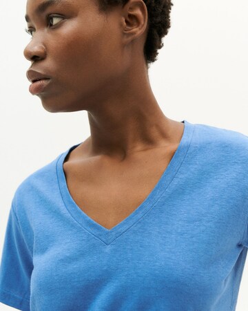 Thinking MU - Camiseta 'Clavel' en azul