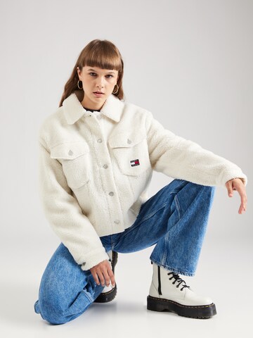 Tommy Jeans Φθινοπωρινό και ανοιξιάτικο μπουφάν σε λευκό: μπροστά