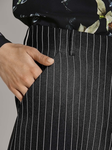 MADELEINE Wide leg Trousers with creases in Black