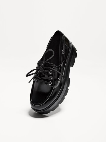 Scarpa stringata 'NAUTICO CHUNKY' di Bershka in nero