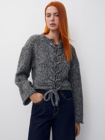 Pull&Bear Knit Cardigan in Black: front