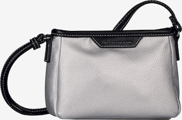 TOM TAILOR Olkalaukku 'Leora' värissä hopea: etupuoli
