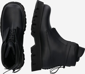 Boots stringati 'ABRA' di The Antipode in nero