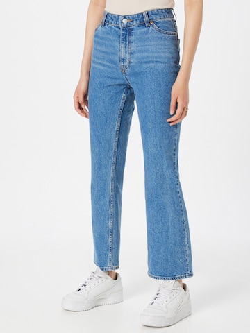 Monki Bootcut Jeans in Blauw: voorkant