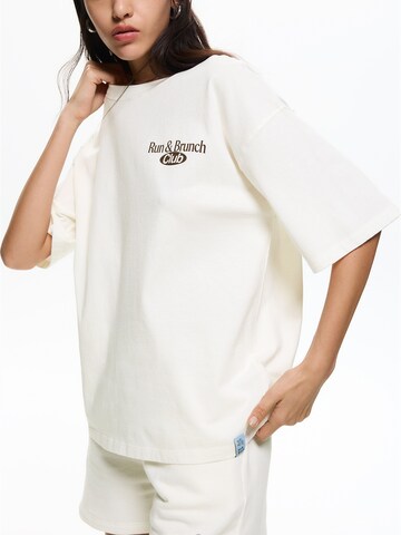 Tricou de la Pull&Bear pe alb