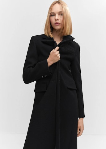 MANGO Přechodný kabát 'Linda' – černá