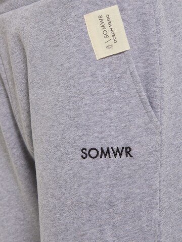 SOMWR Tapered Sweathose 'COMMENCE' in Grau