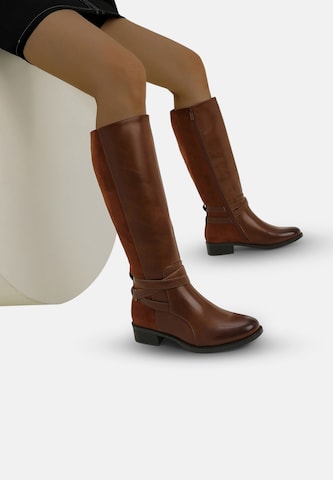 Elara Laarzen in Bruin