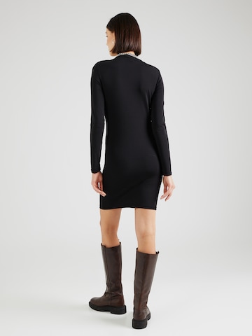 Rochie 'Madison' de la PIECES pe negru