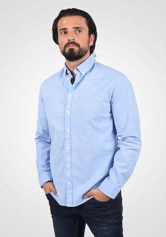 Coupe regular Chemise Casual Friday en bleu : devant
