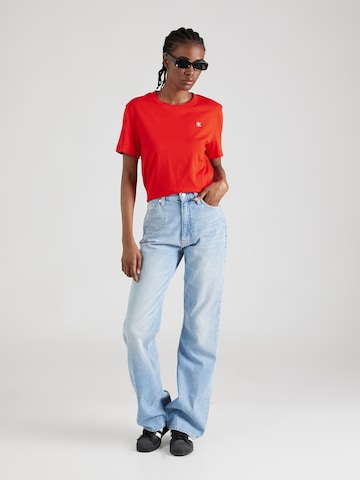 Tricou de la Calvin Klein Jeans pe roșu