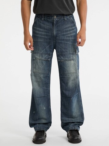GUESS Baggy Cargo Jeans in Blue: front