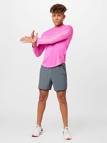 T-Shirt fonctionnel 'Run Anywhere' UNDER ARMOUR en rose