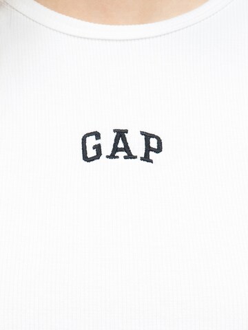 Tricou de la GAP pe alb