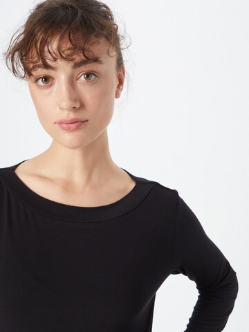 Maglia funzionale di CURARE Yogawear in nero