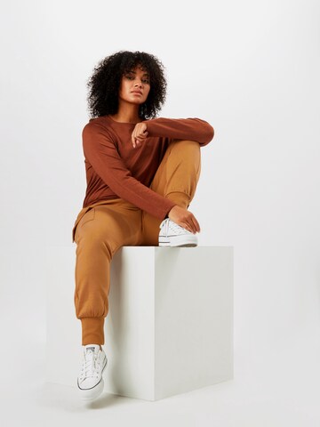 Pullover di ONLY Carmakoma in marrone