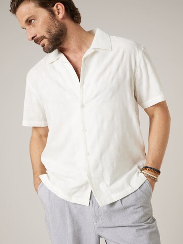 Coupe regular Chemise 'Oscardo' Deeluxe en blanc : devant