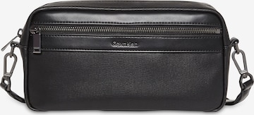 juoda Calvin Klein Rankinė su ilgu dirželiu: priekis