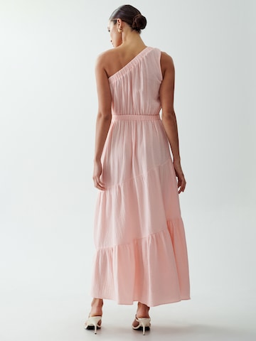 Robe de soirée 'TARRA' The Fated en rose : derrière