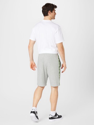 Nike Sportswear Regular Shorts in Grau