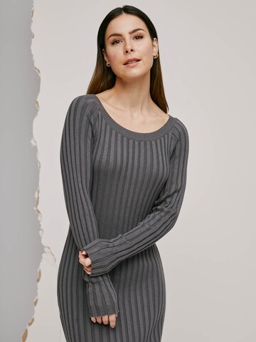 A LOT LESS Knitted dress 'Carola' in Grey: front