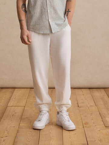 DAN FOX APPAREL Tapered Pants 'Gino' in White: front