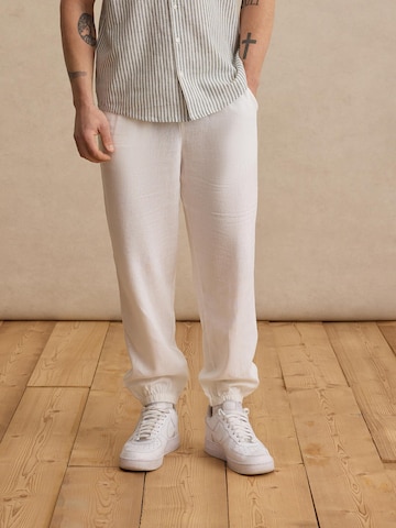 DAN FOX APPAREL Tapered Trousers 'Gino' in White: front