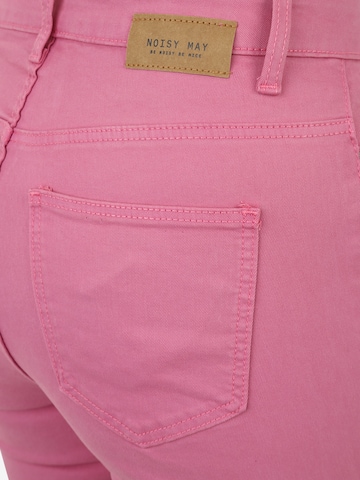 Coupe slim Jean 'CALLIE' Noisy May Petite en rose