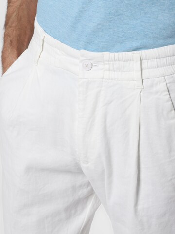 regular Pantaloni con piega frontale di DRYKORN in bianco