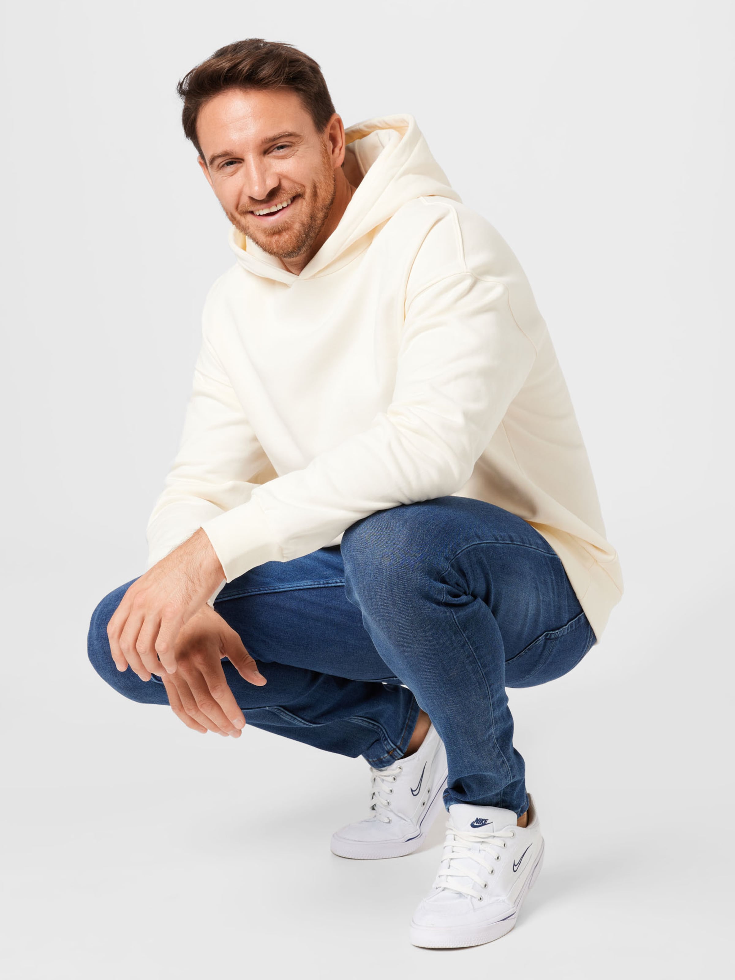 Männer Sweat Kosta Williams x About You Hoodie in Offwhite - AQ32503