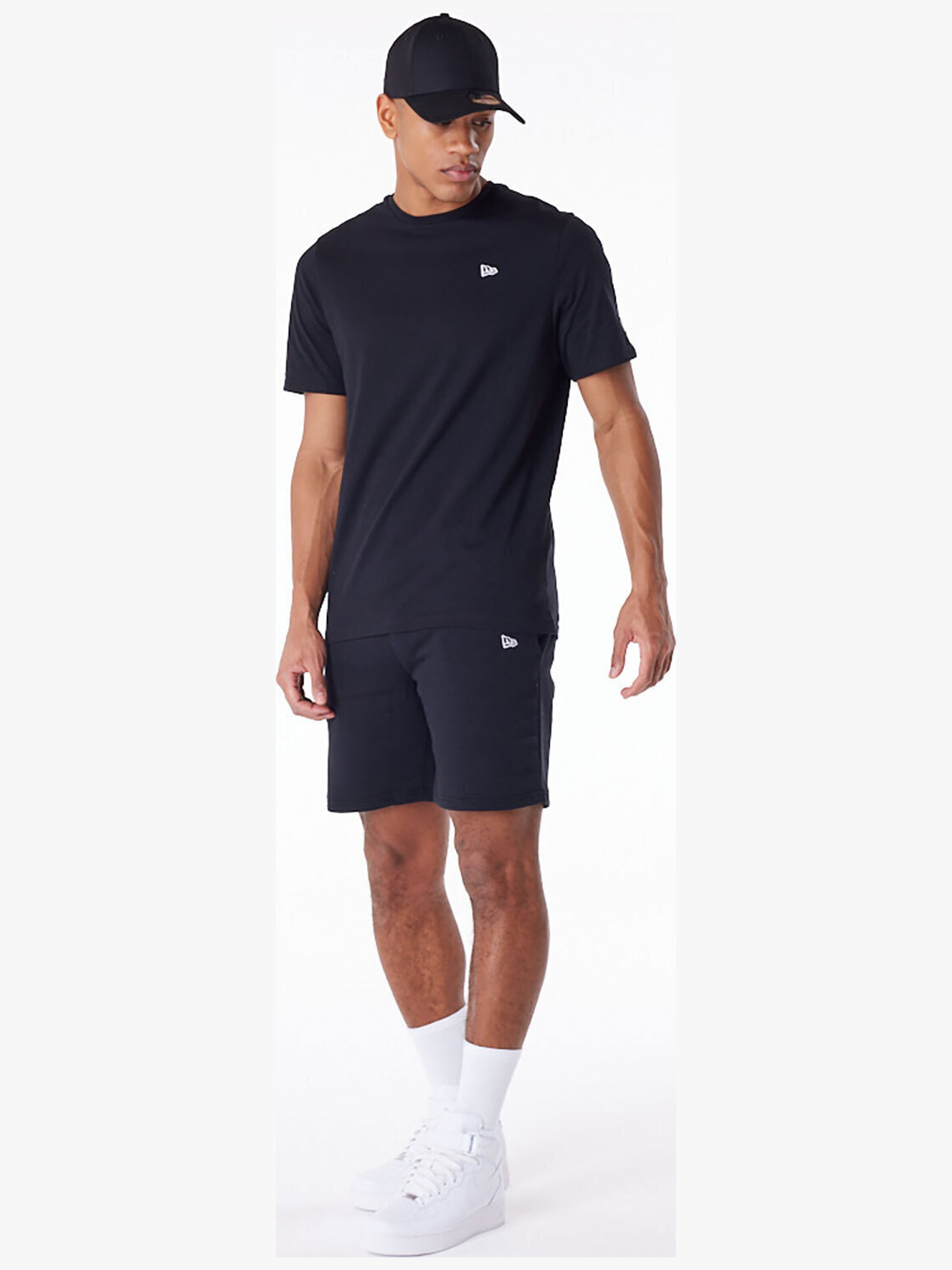 regular Pantaloni sportivi 'New Era Essentls Short' di NEW ERA in nero